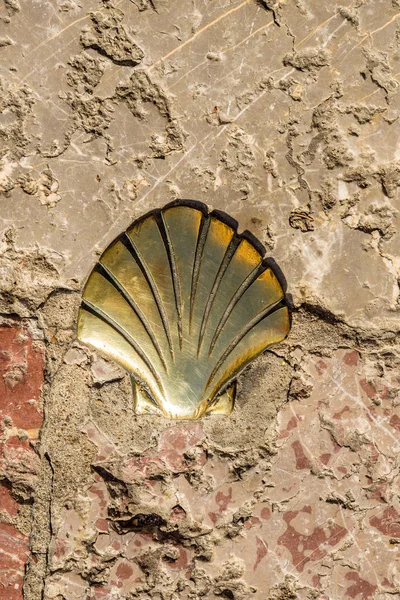 Utsikt på pilgrimsmussla Shell-symbol för Saint James Way — Stockfoto