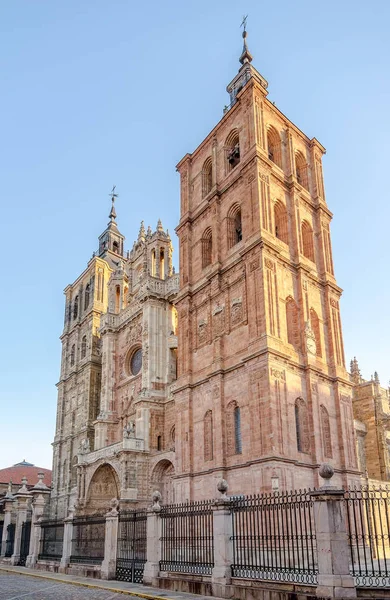 Widok na wieże katedry Santa Maria del Astorga w Astorga-Hiszpania — Zdjęcie stockowe