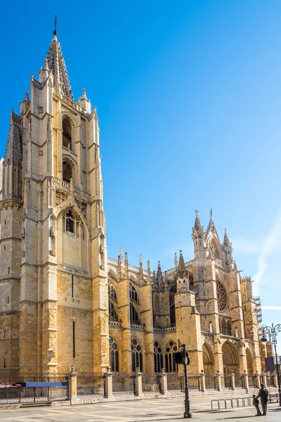 Veduta sul campanile della Cattedrale Casa della Luce a Leon - Spagna — Foto Stock