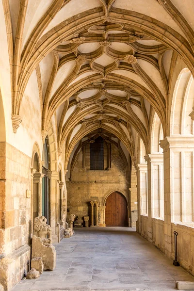 Dans les couloirs de la basilique de San Isidoro à Léon - Espagne — Photo