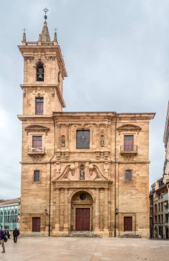 Oviedo San Isidoro Kilisesi görünümü - İspanya