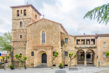 Oviedo San Nicolas del Bari Kilisesi görünümü - İspanya
