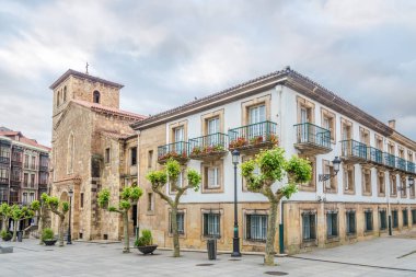 Oviedo Cloister bina ile San Nicolas del Bari Kilisesi görünümü - İspanya