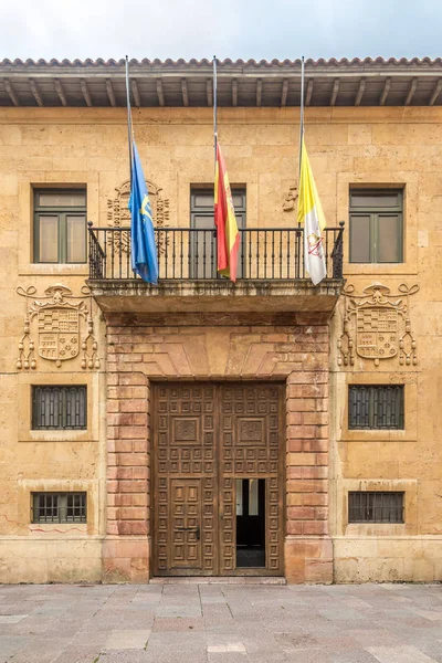 Entrada al Palacio Episcopal de Oviedo - España —  Fotos de Stock