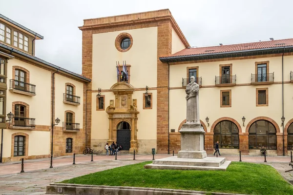 Widok na budynek Uniwersytetu w Oviedo-Hiszpania — Zdjęcie stockowe