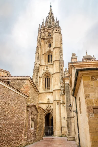 Vista al campanario de la Catedral de San Salvador en las calles de Oviedo en España —  Fotos de Stock