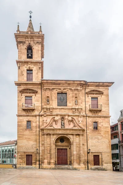 Vista en la Iglesia de San Isidoro en Oviedo - España —  Fotos de Stock