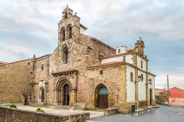Vue de l'église San Antonio dans les rues d'Aviles en Espagne — Photo