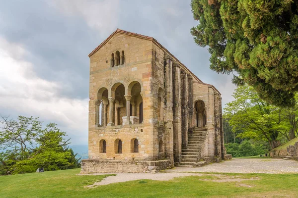 Oviedo Santa Maria del Naranco Kilisesi görünümü - İspanya — Stok fotoğraf