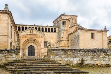 Santillana del Mar'daki Colegiata kilisesinin manzarası - İspanya