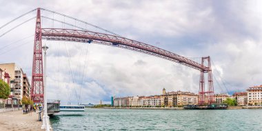Portekizete Nervion nehri üzerindeki Vizcaya Köprüsü'nde görünümü - İspanya