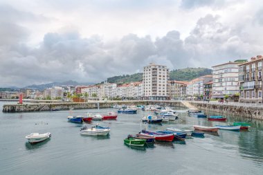 İspanya'nın Castro Urdiales Kasabasındaki Rıhtım ve Liman'da manzara