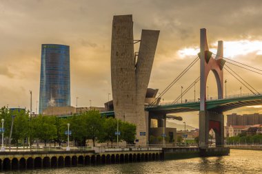 Bilbao'daki Nervion Nehri'nin Dolgu'da akşam manzarası - İspanya