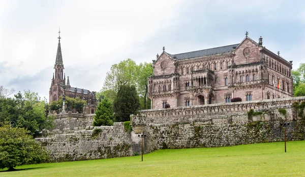 Vista en el Palacio Sobrellano con Panteón en Comillas - España —  Fotos de Stock