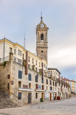 Victoria-Gasteiz sokaklarında San Vincente Kilisesi görünümü, İspanya