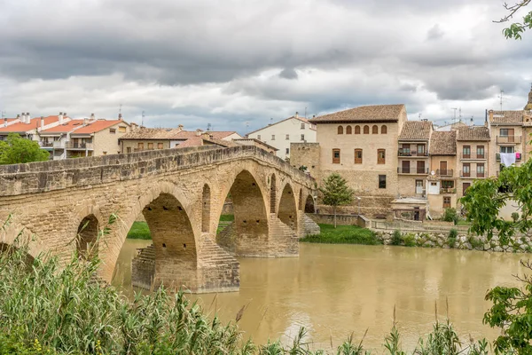 Puente La Reina Arga nehri üzerindeki eski Romanesk Köprüsü'nde görünümü - İspanya — Stok fotoğraf