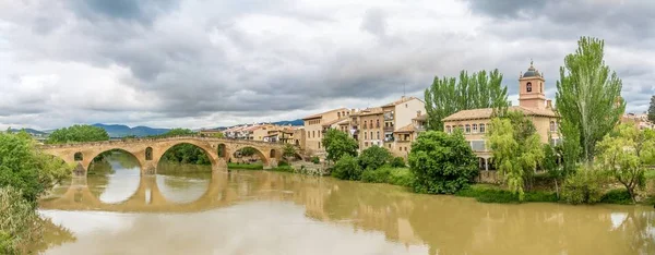 Panoramautsikt vid den gamla romanska bron över arga floden i Puente la Reina-Spanien — Stockfoto