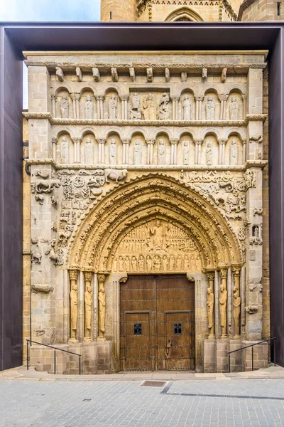 Vue sur le portail de l'église Santa Maria la Real à Sanguesa - Espagne — Photo