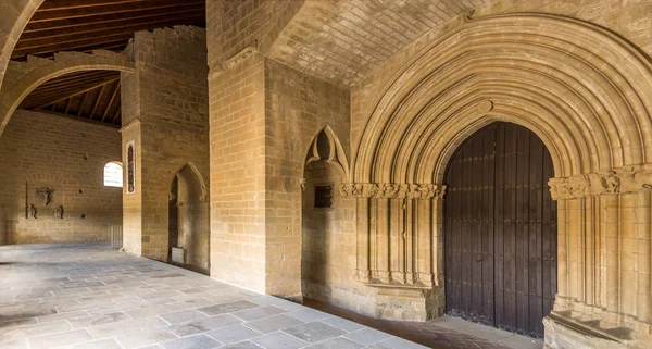 在乌胡埃圣玛丽亚拉雷亚尔教堂的走廊 - 西班牙 — 图库照片