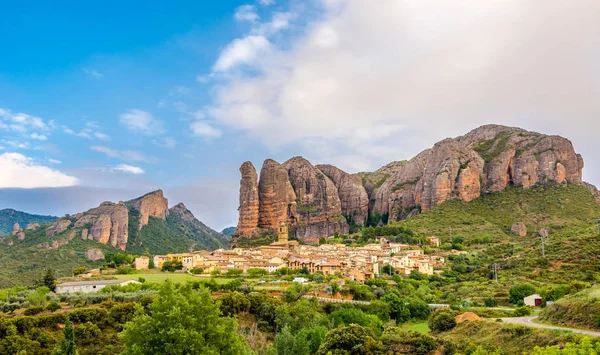Vista en el pueblo de Aguero con formaciones rocosas de Mallos de Aguero en España — Foto de Stock