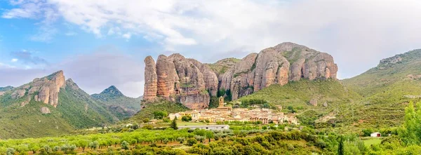 Vista panorâmica da aldeia Aguero com formações rochosas Mallos de Aguero na Espanha — Fotografia de Stock