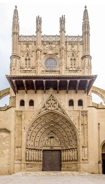 Beskåda på portalen av Sanktt Mary domkyrka av Huesca i Spanien — Stockfoto
