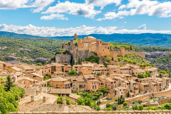 Vista en el pueblo de Alquezar con la iglesia Colegiata en la cima - España — Foto de Stock