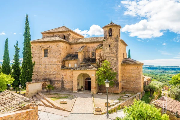 Uitzicht op de kerk van Saint Michael in het dorp Alquezar in Spanje — Stockfoto