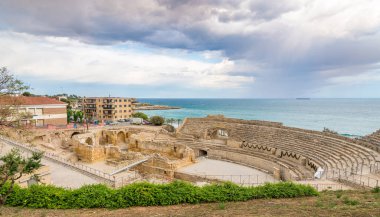 İspanya'da Akdeniz ile Tarragona antik Amphiteatre görünümü