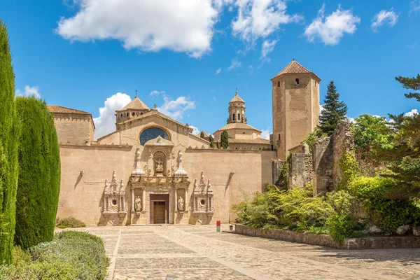 Pátio da Abadia de Santa Maria de Poblet em Espanha — Fotografia de Stock