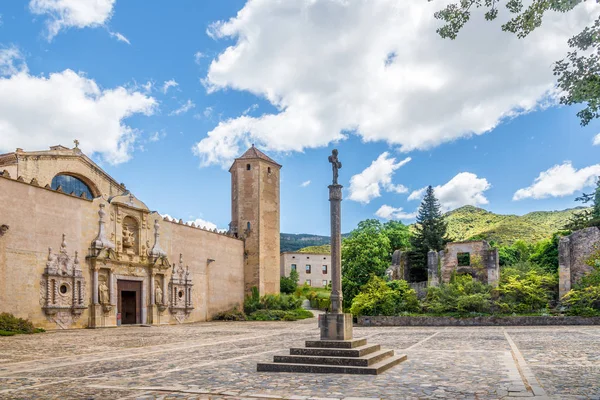 Uitzicht op de binnenplaats van de abdij van Santa Maria de Poblet in Spanje — Stockfoto