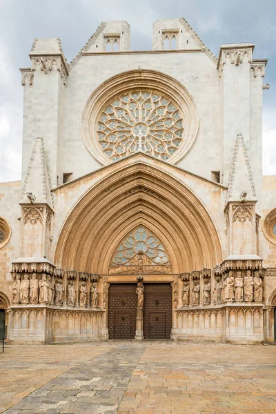 Vue sur le portail de la cathédrale de Tarragone en Espagne — Photo
