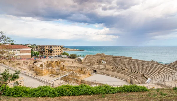 İspanya'da Akdeniz ile Tarragona antik Amphiteatre görünümü