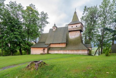 Grywald köyündeki Saint Martin Ahşap Kilisesi'nin görünümü - Polonya