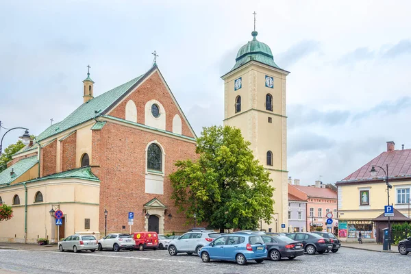 Vista para a Igreja de Saint Adalbert e Saint Stanislas nas ruas de Rzeszow, na Polônia — Fotografia de Stock