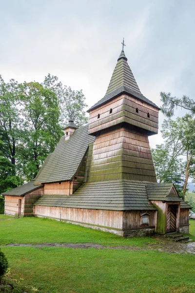 Vista en la iglesia de madera de San Martín en el pueblo de Grywald - Polonia — Foto de Stock