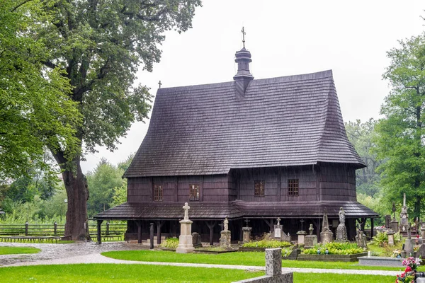 Pohled na dřevěný kostel svatého Leonarda na hřbitově Lipnica Murowana v Polsku — Stock fotografie