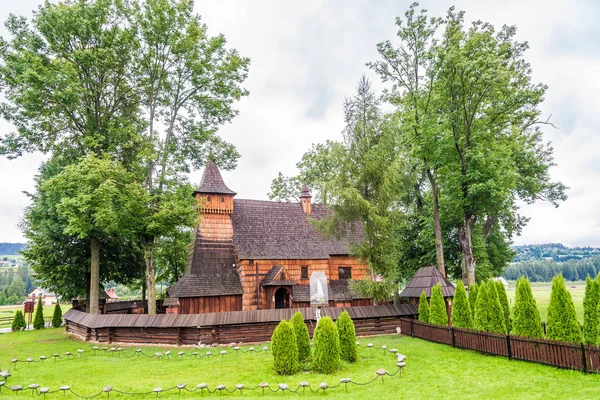 Utsikt vid träkyrkan Saint Michael Archangel i debno Village-Polen — Stockfoto