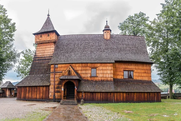 데브노 마을의 세인트 마이클 대천사 의 목조 교회에서 보기 - 폴란드 — 스톡 사진