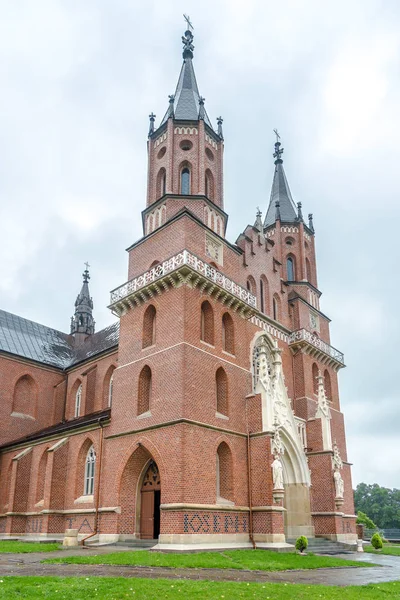 Вид на церковь Успения Пресвятой Богородицы в деревне Ратник Бискупи - Польша — стоковое фото