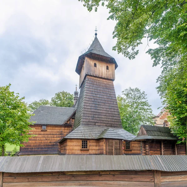 Uitzicht op de houten kerk van Saint Michael archangel in het dorp Binarowa-Polen — Stockfoto