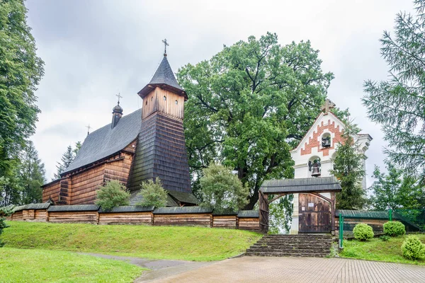 Utsikt vid träkyrkan Saint Dorothy i byn Trzcinica-Polen — Stockfoto