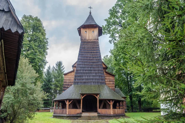 Utsikt vid ingången till träkyrkan Saint Dorothy i byn Trzcinica-Polen — Stockfoto