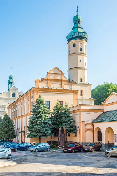 Vista de la iglesia jesuita en las calles de Jaroslaw en Polonia —  Fotos de Stock