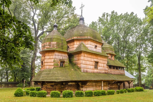 Вид на дерев'яну церкву Божої Матері в с. Хотинець-Польща — стокове фото