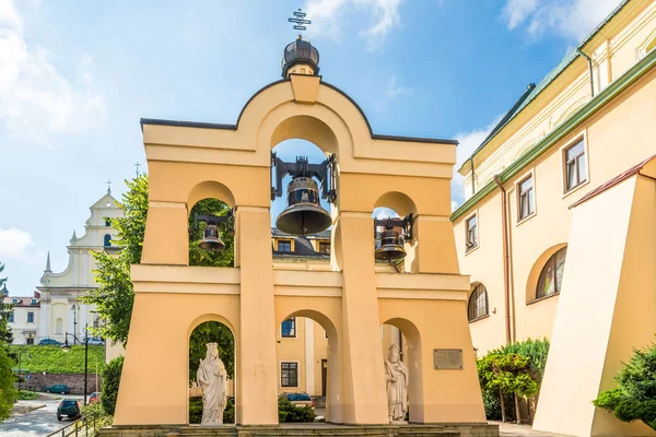 Vista en el campanario de la Iglesia greco-católica de San Juan Bautista en Przemysl - Polonia —  Fotos de Stock