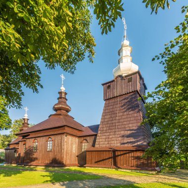 Brunary köyünde Saint Michael Archangel Ahşap kilisede görünümü - Polonya