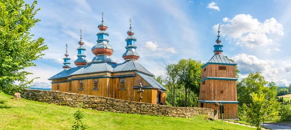 Vue panoramique de l'église en bois de la Vierge Marie dans le village de Komancza - Pologne — Photo