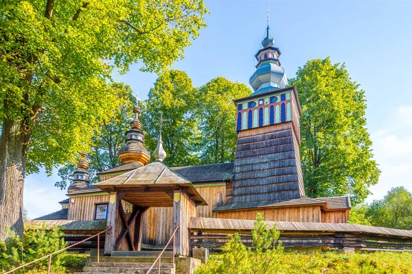 Vista frontal na igreja de madeira de São Miguel Arcanjo em Swiatkowa aldeia de Mala - Polónia — Fotografia de Stock