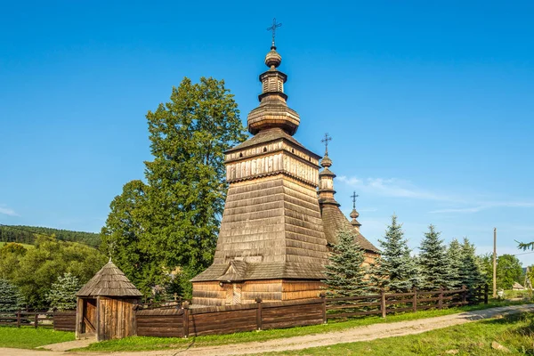 Utsikt vid träkyrkan Saint Kosma och Damian i Skwirtne Village-Polen — Stockfoto